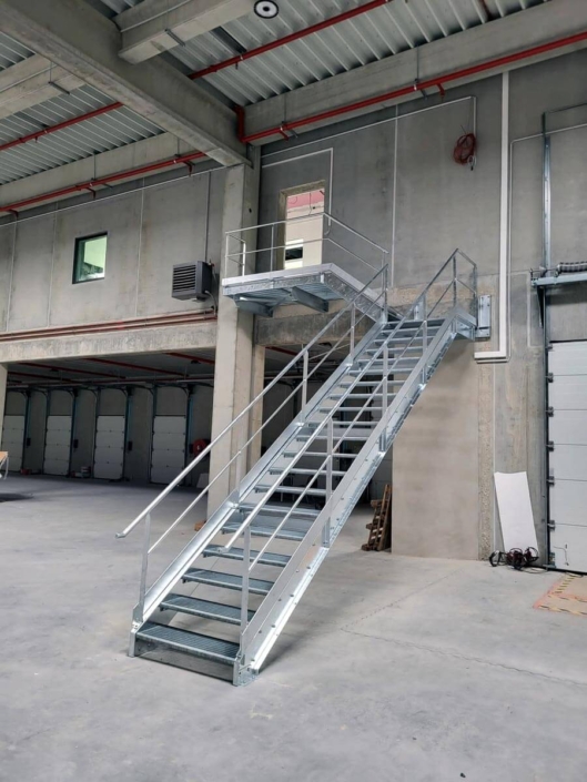 Escalier métallique pour un groupe industriel