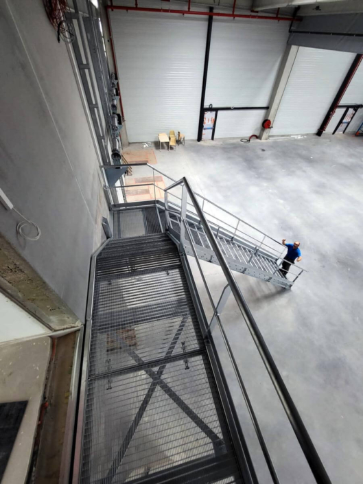 Escalier métallique pour un groupe industriel