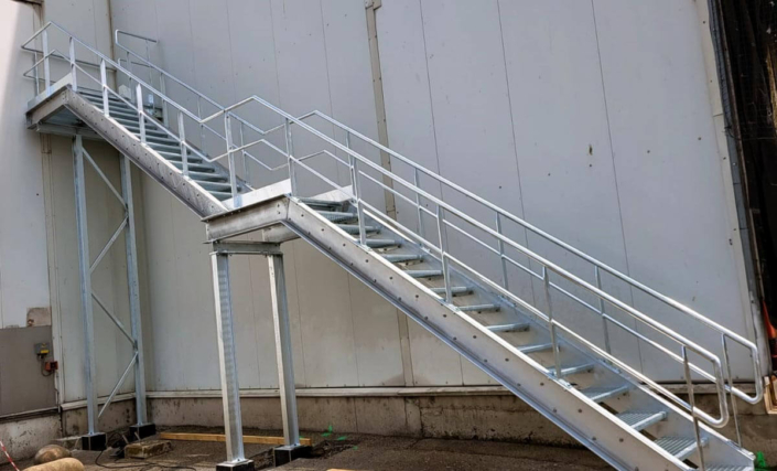 Escalier métallique pour un groupe industriel