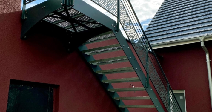 escalier métallique noir