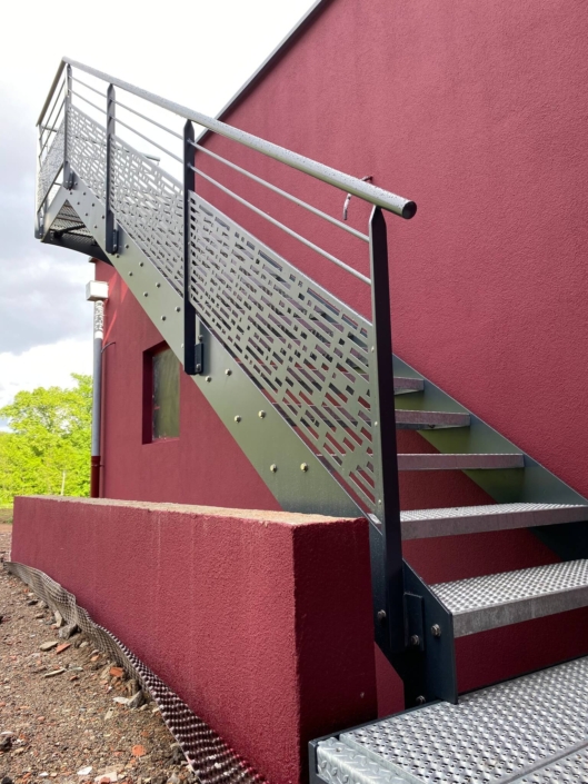 escalier métallique noir