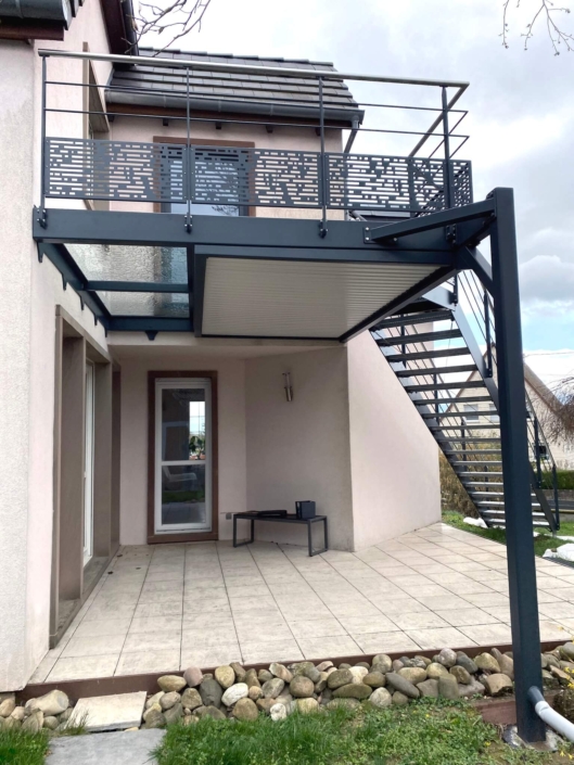 terrasse métallique avec escalier