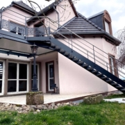 terrasse métallique avec escalier