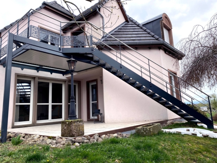 terrasse métallique avec escalier