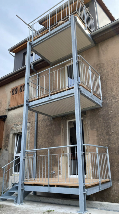 Réalisation et pose d’un ensemble de balcons métalliques Réalisation et pose d'un ensemble de balcons métalliques