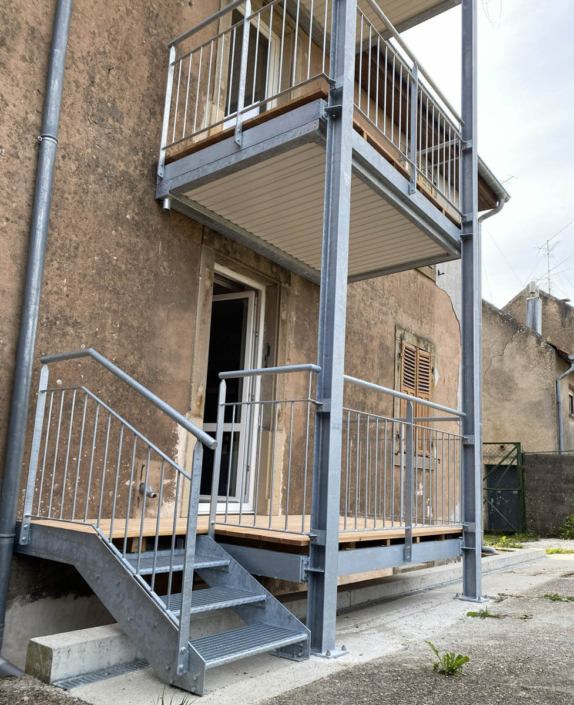 Réalisation et pose d’un ensemble de balcons métalliques Réalisation et pose d'un ensemble de balcons métalliques
