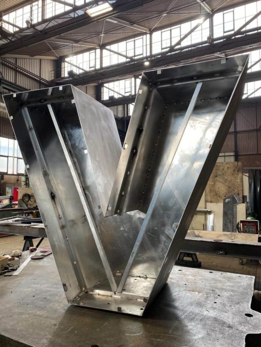 Réfection du lettrage de l’enseigne lumineuse du centre commercial Rivetoile à Strasbourg