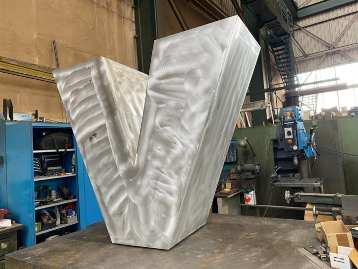 Réfection du lettrage de l’enseigne lumineuse du centre commercial Rivetoile à Strasbourg