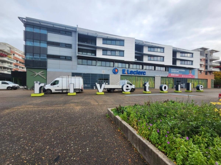 Réfection du lettrage de l’enseigne lumineuse du centre commercial Rivetoile à Strasbourg