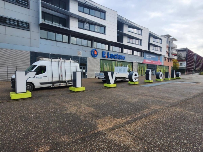 Réfection du lettrage de l’enseigne lumineuse du centre commercial Rivetoile à Strasbourg