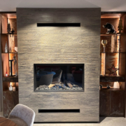 Réalisation de meubles de salon en habillage de cheminée avec colonnes métalliques en acier oxydé et verni mat