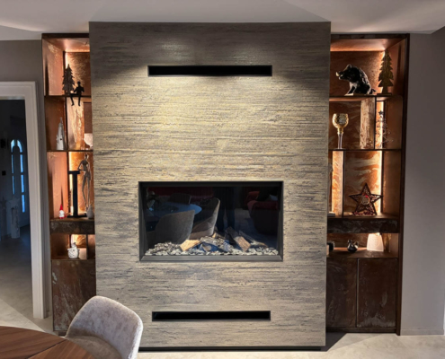 Réalisation de meubles de salon en habillage de cheminée avec colonnes métalliques en acier oxydé et verni mat