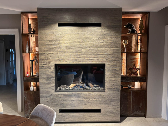 Réalisation de meubles de salon en habillage de cheminée avec colonnes métalliques en acier oxydé et verni mat