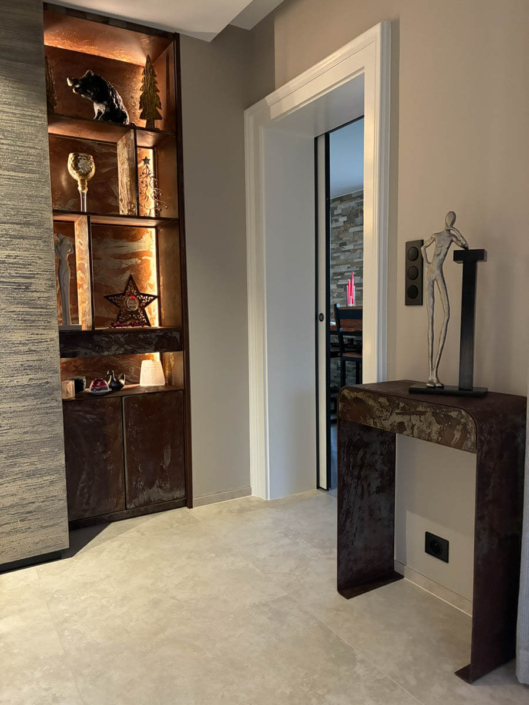 Réalisation de meubles de salon en habillage de cheminée avec colonnes métalliques en acier oxydé et verni mat