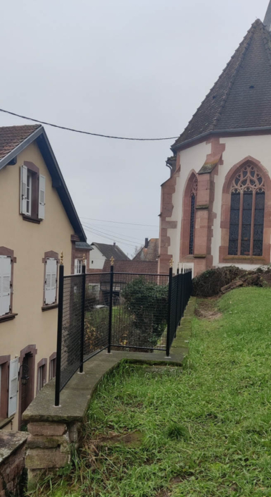 Pose d’une clôture en fer forgé sur un mur en grès à Oberbronn