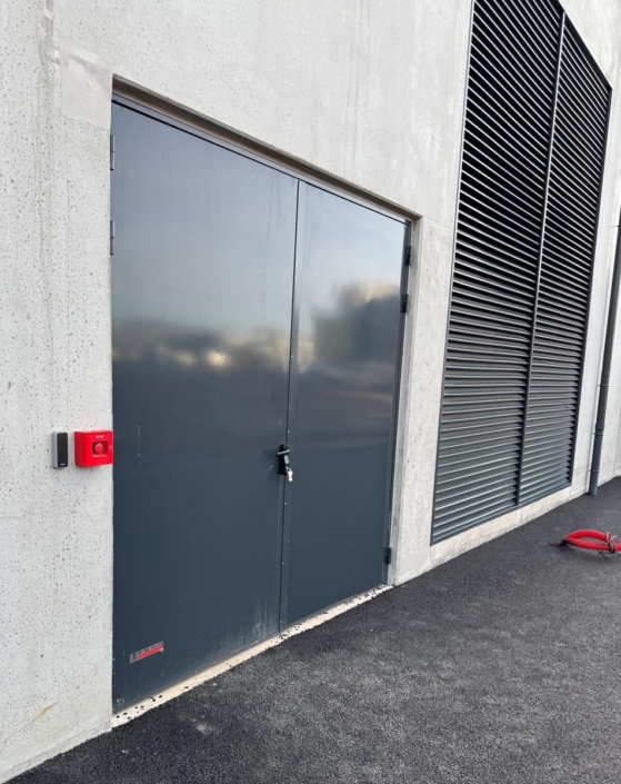 Pose de bloc-portes, grilles d’amenée d’air, garde-corps de toiture et caillebotis à Bitche Pose de bloc-portes, grilles d’amenée d’air, garde-corps de toiture et caillebotis à Bitche