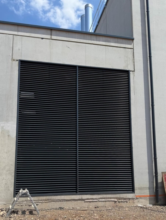 Pose de bloc-portes, grilles d’amenée d’air, garde-corps de toiture et caillebotis à Bitche Pose de bloc-portes, grilles d’amenée d’air, garde-corps de toiture et caillebotis à Bitche