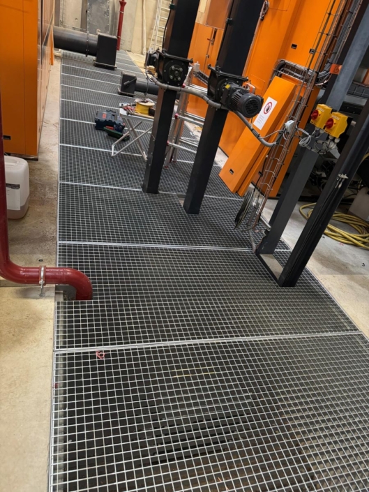 Pose de bloc-portes, grilles d’amenée d’air, garde-corps de toiture et caillebotis à Bitche Pose de bloc-portes, grilles d’amenée d’air, garde-corps de toiture et caillebotis à Bitche