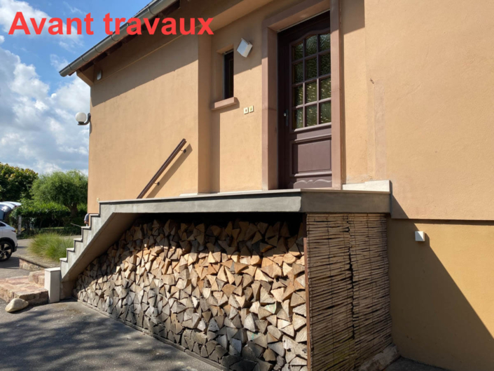 Réalisation d’un garde-corps de balcon et du perron avec toiture Réalisation d’un garde-corps de balcon et du perron avec toiture : avant travaux