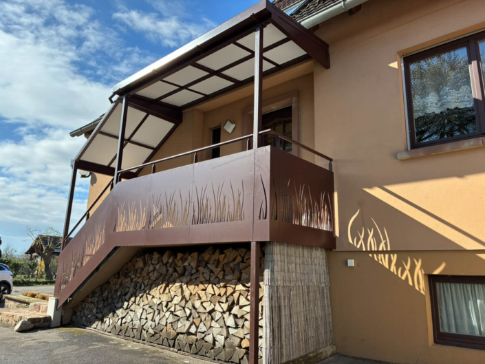 Réalisation d’un garde-corps de balcon et du perron avec toiture Réalisation d’un garde-corps de balcon et du perron avec toiture