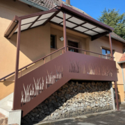 Réalisation d’un garde-corps de balcon et du perron avec toiture