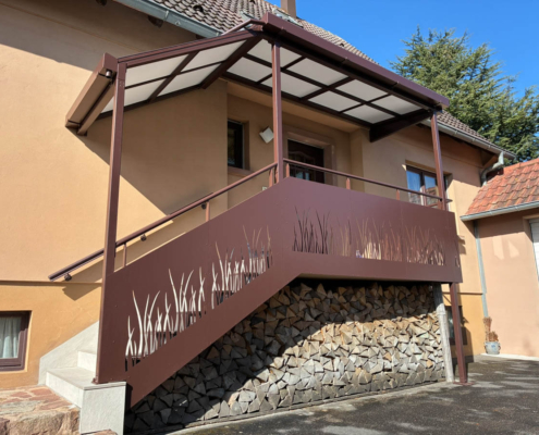 Réalisation d’un garde-corps de balcon et du perron avec toiture