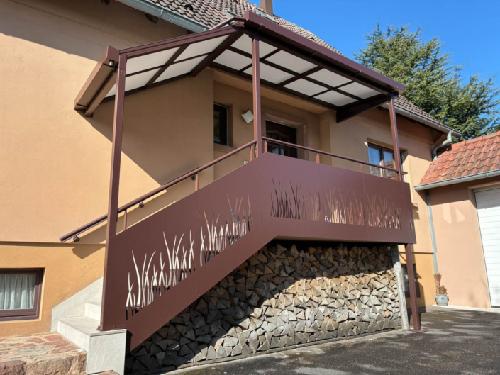 Réalisation d’un garde-corps de balcon et du perron avec toiture Réalisation d’un garde-corps de balcon et du perron avec toiture