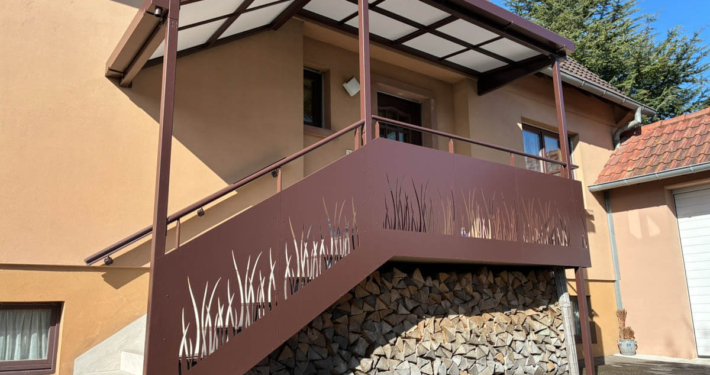 Réalisation d’un garde-corps de balcon et du perron avec toiture