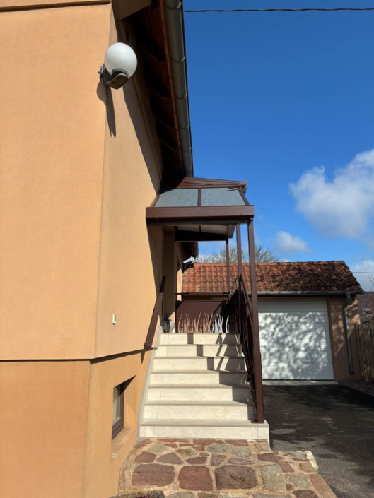 Réalisation d’un garde-corps de balcon et du perron avec toiture Réalisation d’un garde-corps de balcon et du perron avec toiture