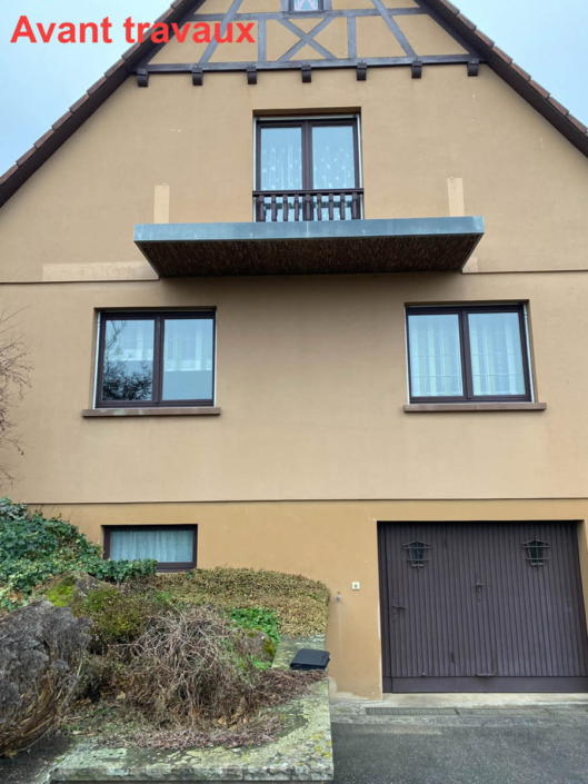 Réalisation d’un garde-corps de balcon et du perron avec toiture Réalisation d’un garde-corps de balcon et du perron avec toiture : avant travaux