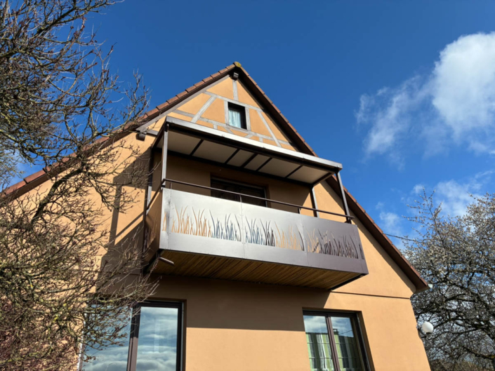 Réalisation d’un garde-corps de balcon et du perron avec toiture Réalisation d’un garde-corps de balcon et du perron avec toiture