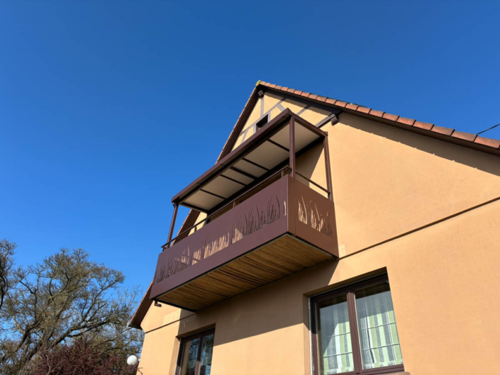 Réalisation d’un garde-corps de balcon et du perron avec toiture Réalisation d’un garde-corps de balcon et du perron avec toiture
