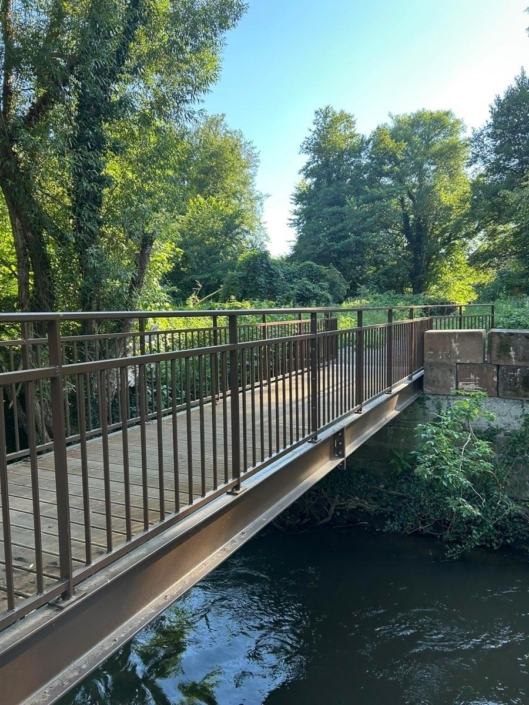 Fabrication et pose d’une passerelle piétonne à Mertzwiller Fabrication et pose d’une passerelle piétonne à Mertzwiller