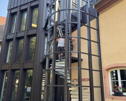 Fabrication et pose d’un escalier hélicoïdal et de garde-corps à l’Ehpad de Dorlisheim