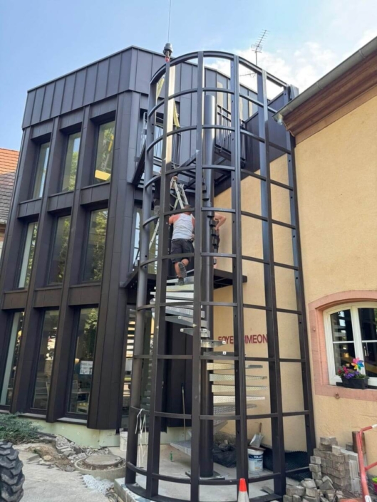 Fabrication et pose d’un escalier hélicoïdal et de garde-corps à l’Ehpad de Dorlisheim Fabrication et pose d’un escalier hélicoïdal et de garde-corps à l’Ehpad de Dorlisheim