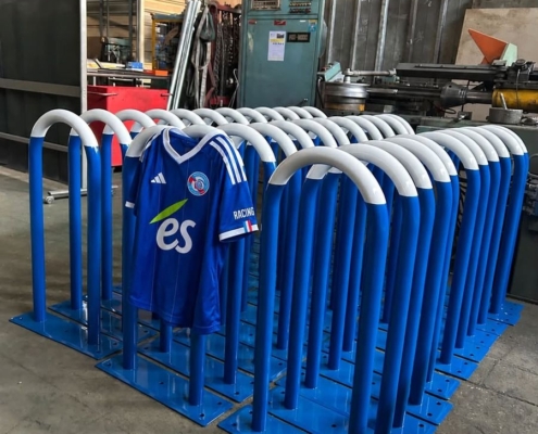 Série d'arceaux à vélos bleus fabriqués par Métallerie Willem (Gumbrechtshoffen) pour le stade de la Meinau