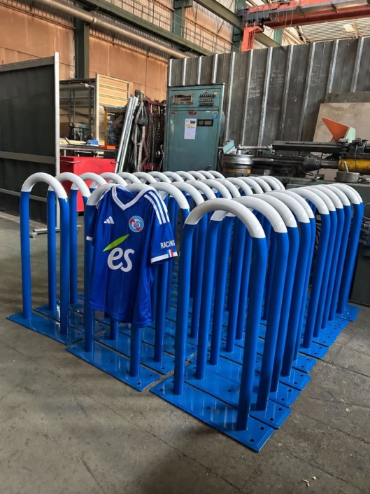 Fabrication d’arceaux à vélos pour les abords du stade de la Meinau à Strasbourg Série d'arceaux à vélos bleus fabriqués par Métallerie Willem (Gumbrechtshoffen) pour le stade de la Meinau