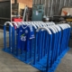 Série d'arceaux à vélos bleus fabriqués par Métallerie Willem (Gumbrechtshoffen) pour le stade de la Meinau