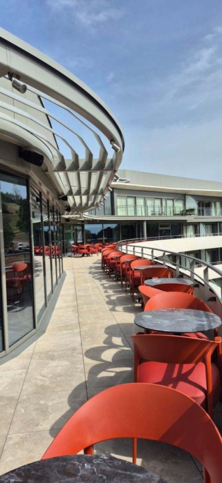 Fabrication et pose d’un brise-soleil sur mesure à l’Hôtel Royal Palace de Kirrwiller Lames de brise-soleil type aile d'avion suivant la façade courbe du restaurant