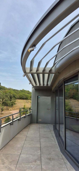 Fabrication et pose d’un brise-soleil sur mesure à l’Hôtel Royal Palace de Kirrwiller Brise-soleil autoportant et casquette tôlée au-dessus d'une coursive vitrée