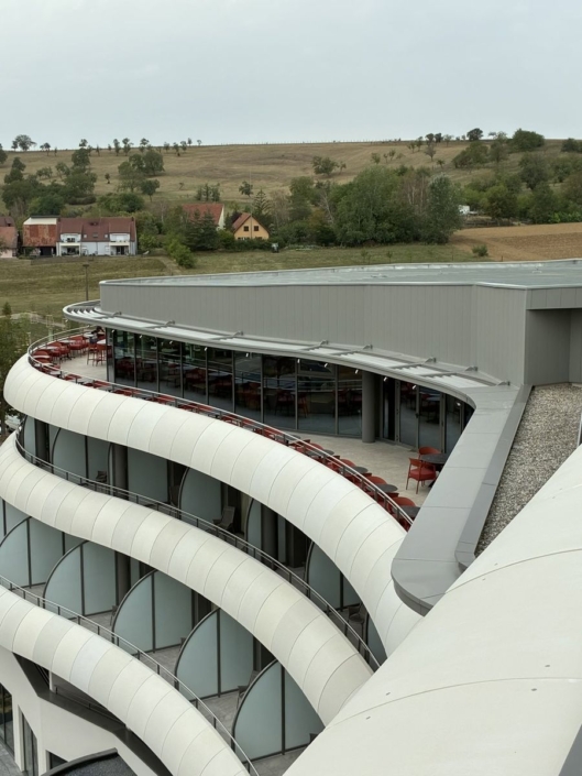 Fabrication et pose d’un brise-soleil sur mesure à l’Hôtel Royal Palace de Kirrwiller Vue en hauteur du brise-soleil suivant les lignes courbes du bâtiment