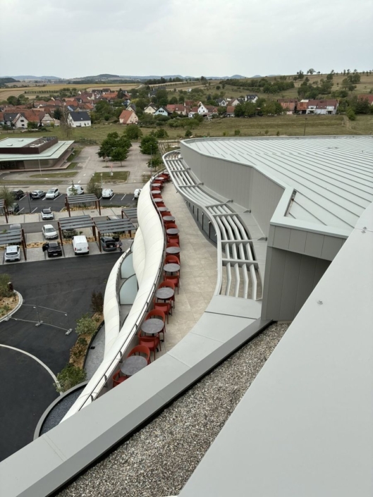 Fabrication et pose d’un brise-soleil sur mesure à l’Hôtel Royal Palace de Kirrwiller Brise-soleil courbe vu depuis la toiture de l'Hôtel Royal Palace à Kirrwiller