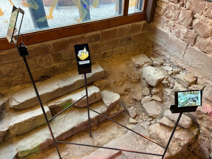Supports métalliques pour écrans de la scénographie intérieure au-dessus de vestiges en grès