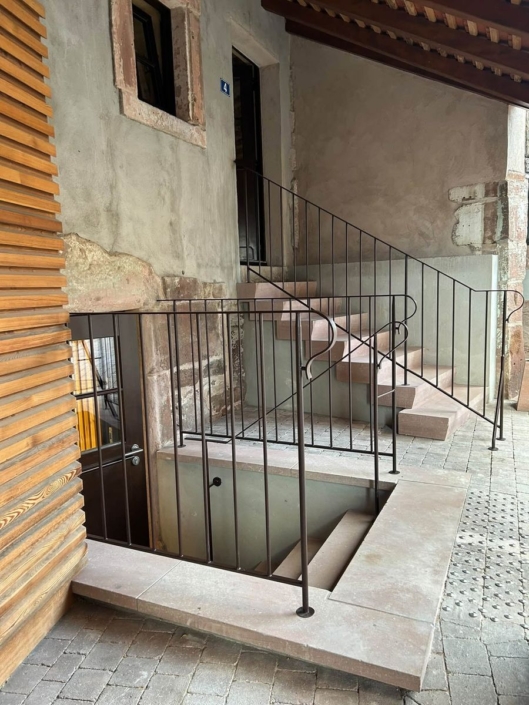 Escalier extérieur avec main courante et habillage des murs au Refuge fortifié