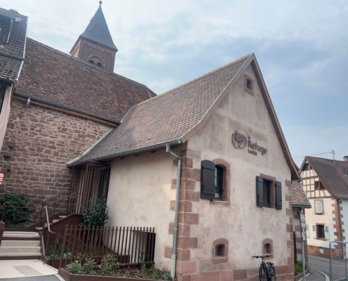 Bâtiment du Refuge fortifié avec son logo métallique en façade