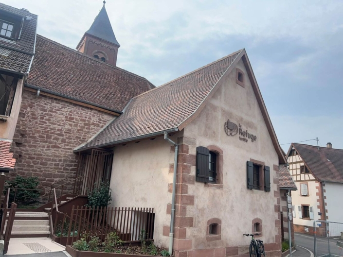 Bâtiment du Refuge fortifié avec son logo métallique en façade