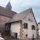 Bâtiment du Refuge fortifié avec son logo métallique en façade
