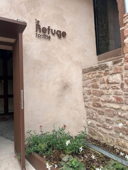 Lettrage métallique « le Refuge fortifié » à côté de l'entrée du musée